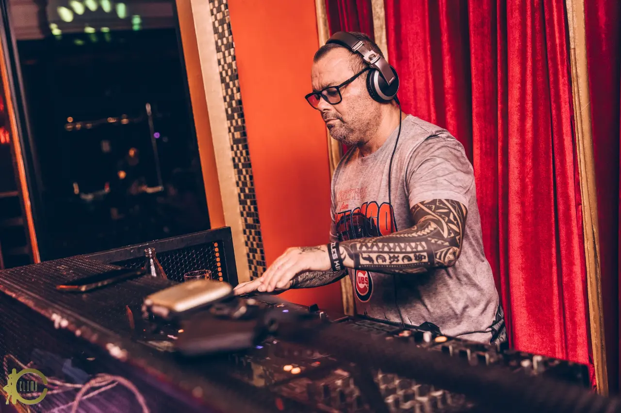 International DJs - Image 12